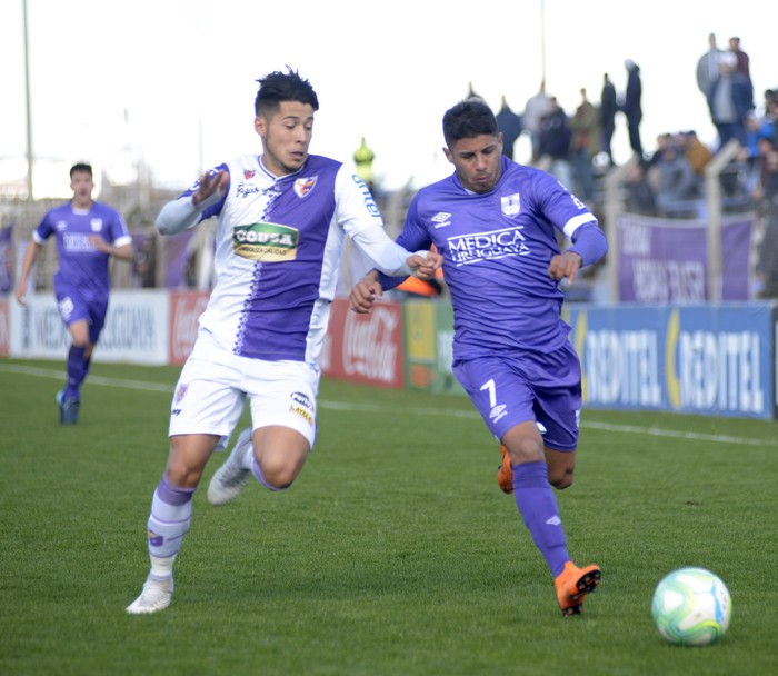 Roberto Fernández, de Fénix, y Martín Correa, de Defensor Sporting, en el Parque Capurro.  · Foto: Andrés Cuenca