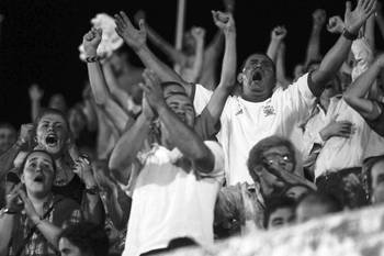 Hinchas de Minas tras el gol de apertura ante Florida convertido de tiro penal por parte de Mario Amorín, el sábado en Minas.
Hinchas de Minas tras el gol de apertura ante Florida convertido de tiro penal por parte de Mario Amorín, el sábado en Minas.
