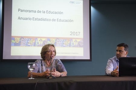 María Julia Muñoz, ministra de Educación y Cultura, y Gabriel Gómez, director de la División de Investigación y Estadística, ayer, en el Ministerio de Educación y Cultura. · Foto: Andrés Cuenca María Julia Muñoz, ministra de Educación y Cultura, y Gabriel Gómez, director de la División de Investigación y Estadística, ayer, en el Ministerio de Educación y Cultura. · Foto: Andrés Cuenca