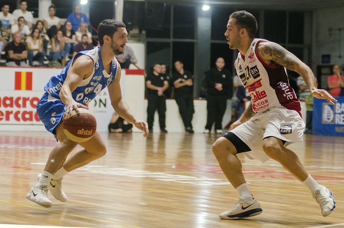 Marcos Cabot, de Malvín, y Braian García de Olimpia. · Foto: Alessandro Maradei