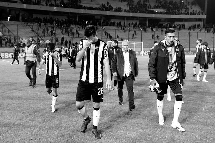 Los jugadores de Peñarol luego del partido con Palmeiras, ayer, en el estadio Campeón del Siglo. Foto: Andrés Cuenca
