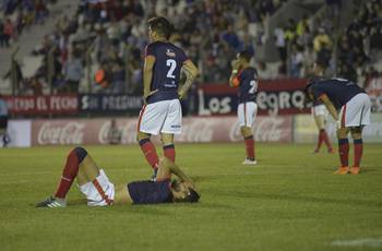 Jugadores de Atenas al final del partido con Nacional, en Maldonado. Jugadores de Atenas al final del partido con Nacional, en Maldonado.