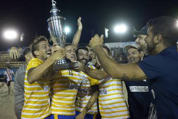 Los jugadores de Bella Vista festejan luego de obtener el título del torneo Clausura del Campeonato Uruguayo de fútbol playa, hoy, en el estadio Arenas del Plata. Los jugadores de Bella Vista festejan luego de obtener el título del torneo Clausura del Campeonato Uruguayo de fútbol playa, hoy, en el estadio Arenas del Plata.
