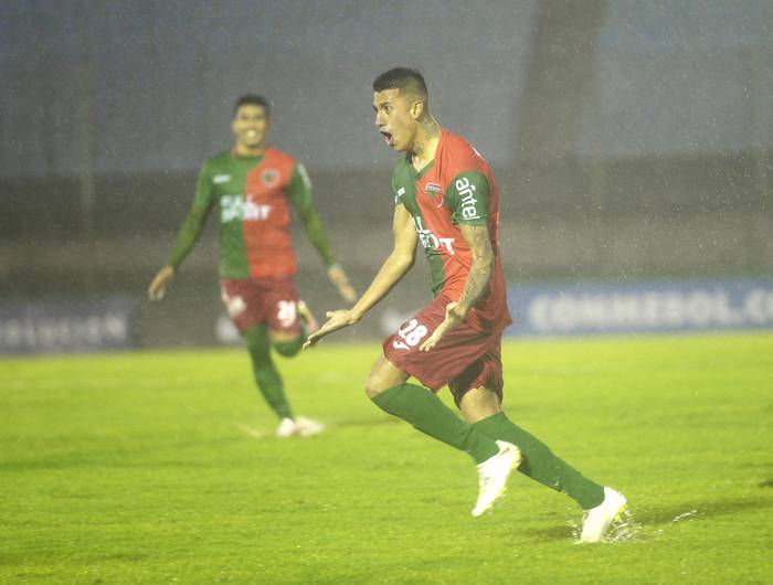 Robert Ergas, tras convertir el gol de Boston River ante Banfield, en el estadio Centenario.  · Foto: Andrés Cuenca