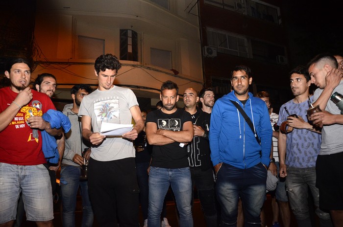 Los futbolistas de Más Unidos que Nunca, tras la reunión en la que resolvieron el paro. Foto: Alessandro Maradei