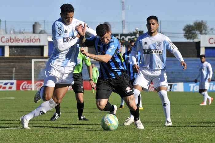 Juan Izquierdo, de Cerro, y Juan Ignacio Ramírez, de Liverpool, en el estadio Belvedere. Foto: Federico Gutiérrez