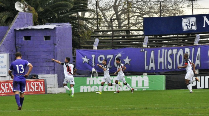 Los jugadores de Danubio tras el gol de Pablo Ceppelini ante Defensor Sporting.  · Foto: Federico Gutiérrez