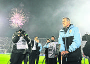El Maestro Tabárez, al final del partido Uruguay-Bolivia, el martes, en el Estadio Centenario. Foto: Federico Gutiérrez