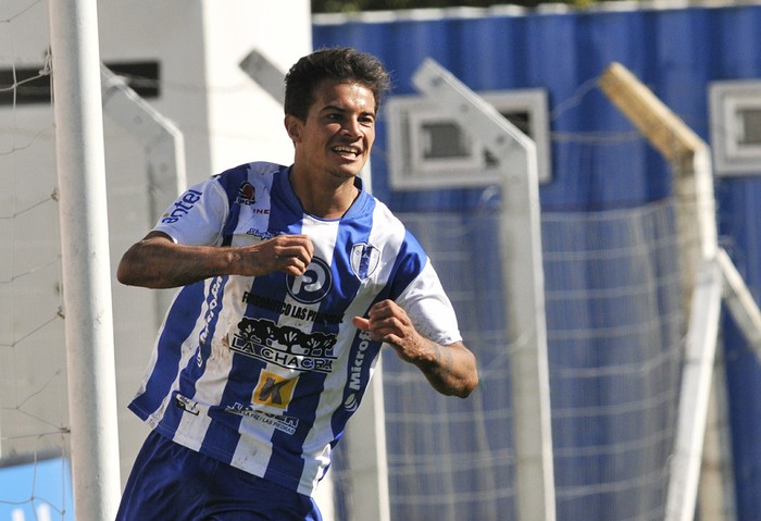 Brian Acosta, tras convertir el cuarto gol de Juventud ante Rentistas. Foto: Federico Gutiérrez · Foto: Federico Gutiérrez