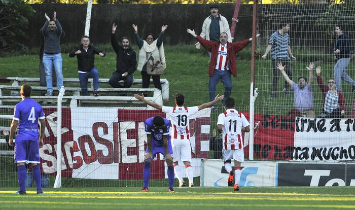 
Juan Manuel Olivera convirtió el gol de la victoria para River Plate ante Defensor Sporting, en el Parque Federico Omar Saroldi.  · Foto: Federico Gutiérrez