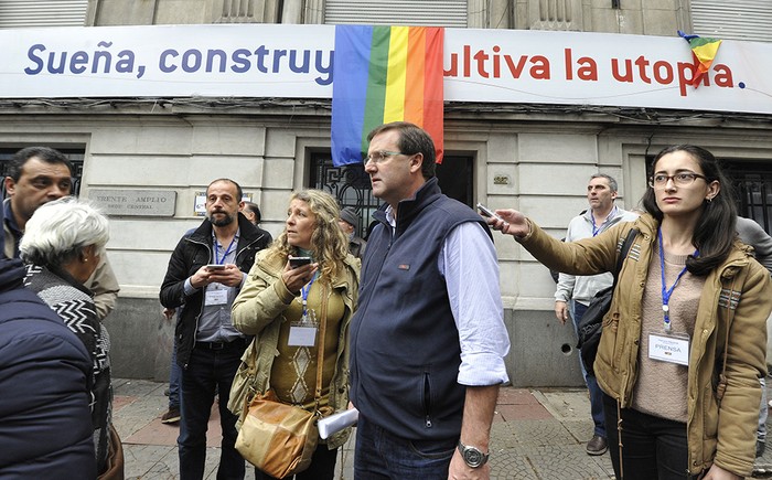 Leonardo De León (c) en la sede del Frente Amplio. Foto: Federico Gutiérrez (archivo, setiembre de 2017)