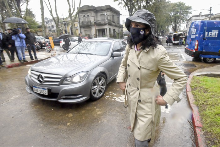 Azucena Arbeleche, ministra de economía, llegando a la residencia de Suarez y Reyes, para la reunión. · Foto: Federico Gutiérrez