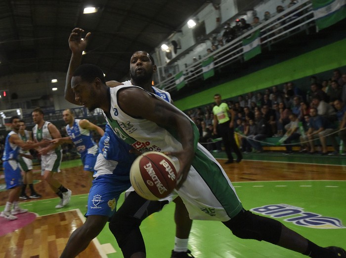 Weldell Mckines ( Malvin ) y Lee Tyrone (Urunday universitario )
Foto:Federico Gutierrez