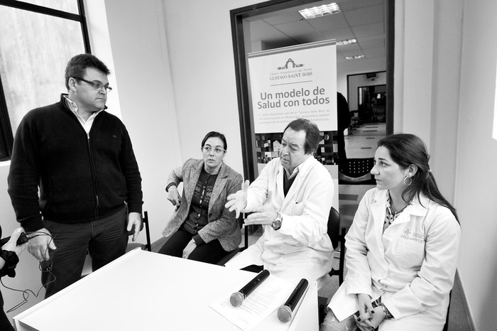 Ignacio Ascione, Virginia Longo, Eduardo Ferrazini y Valeria Lavie, el 28 de junio, durante una conferencia en el hospital Gustavo Saint Bois. Foto: Federico Gutiérrez