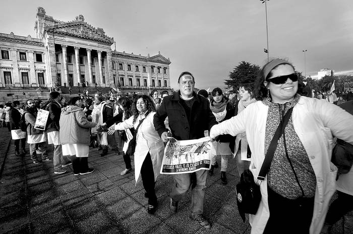 Movilización de maestros, ayer, alrededor del Palacio Legislativo. Foto: Federico Gutiérrez