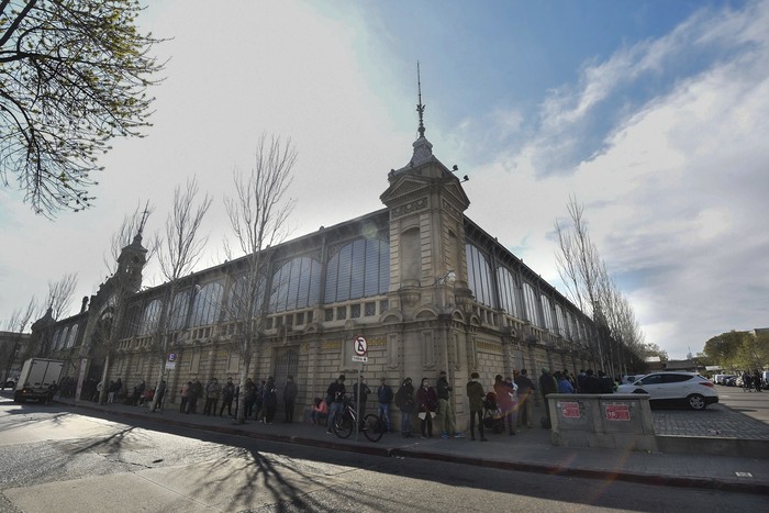 Fila de docentes para sacar el certificado de buena conducta, el 23 de setiembre, en el Mercado Agrícola de Montevideo. · Foto: Federico Gutiérrez