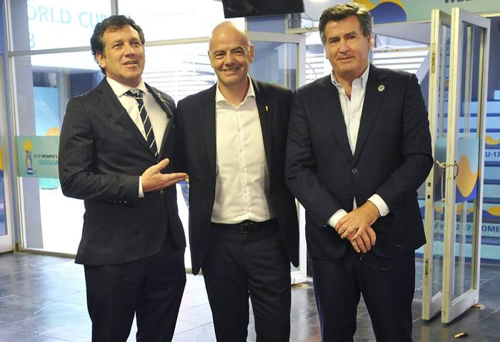 Alejandro Domínguez, Gianni Infantino y Pedro Bordaberry, en el estadio Charrúa. · Foto: Federico Gutiérrez