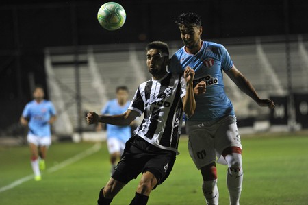 Rodrigo Pastorini, de Wanderers, y Agustín Ale, de River Plate, en el Parque Viera. · Foto: Sandro Pereyra Rodrigo Pastorini, de Wanderers, y Agustín Ale, de River Plate, en el Parque Viera. · Foto: Sandro Pereyra