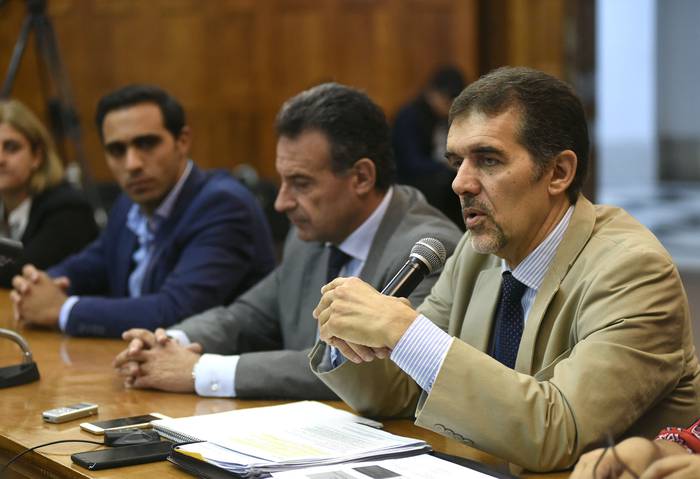 José Luis Satdjian, Daniel Salinas y Miguel Asqueta,  el 11 de marzo, durante un desayuno de trabajo, en el Ministerio de Salud Pública. · Foto: Federico Gutiérrez