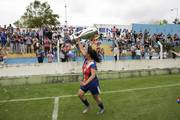  Adriana Dure, de Centenario (Fray Bentos), con el trofeo al equipo campeón de la 16a Copa Nacional de Fútbol Femenino, en el Parque Liebig's, en Fray Bentos.