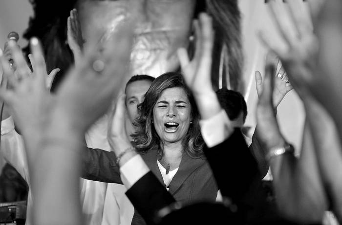 La diputada Adriana Peña, canta el jingle, en el acto de lanzamiento de su campaña hacia las elecciones municipales de Lavalleja, anoche en Minas.  · Foto: Fernando Morán