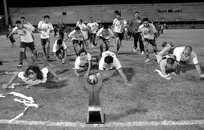 Jugadores de Artigas, luego de recibir el trofeo al Campeón de la 7ma. Copa Nacional de Selecciones. · Foto: Fernando Morán