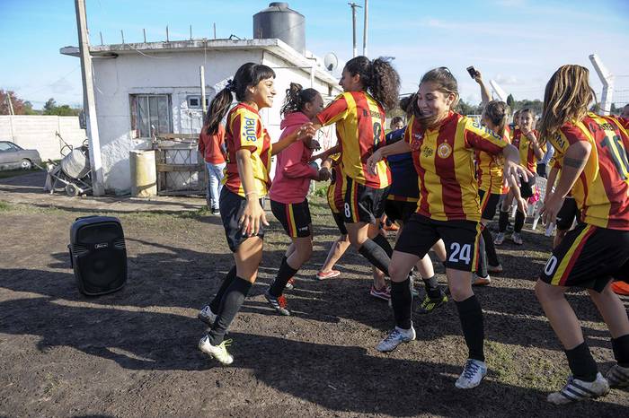 Las jugadoras de Progreso festejan tras la obtención de forma anticipada del Torneo Apertura de la Divisional B,  tras vencer a Danubio 5-0 en el complejo Keguay, en Toledo, Canelones.  · Foto: Fernando Morán