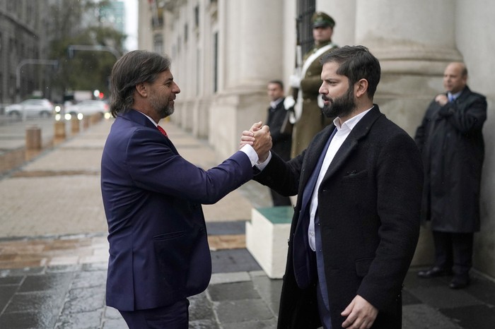 Luis Lacalle Pou y Gabriel Boric, en el Palacio de la Moneda, en Santiago de Chile (archivo, junio de 2024). · Foto: Marcelo Segura, presidencia chilena, AFP