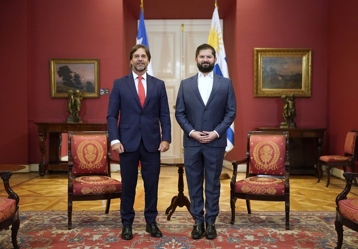 Los presidentes Luis Alberto Lacalle y Gabriel Boric en el Palacio de la Moneda, en Santiago de Chile. · Foto: Marcelo Segura, presidencia chilena, AFP