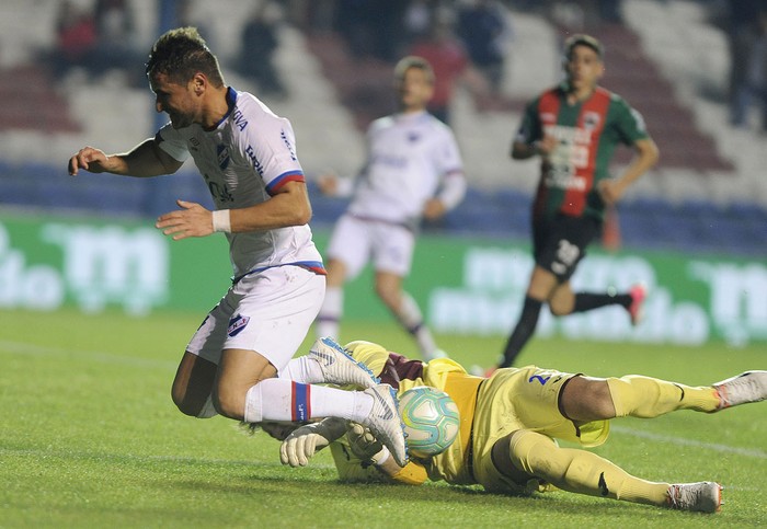 Gonzalo Bergessio, de Nacional, y Rodrigo Odriozola, arquero de Rampla Juniors.  · Foto: Iván Franco