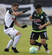 Nicolás Prieto, de Danubio, y Sebastián Fernández, de Racing, en Jardines del Hipódromo.