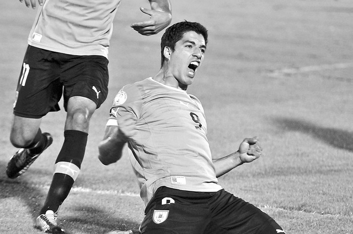 Luis Suárez tras convertir el segundo gol uruguayo ante Argentina, en el estadio Centenario. · Foto: Javier Calvelo