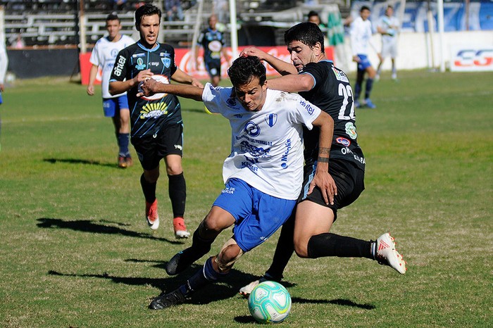 Juventud de Las Piedras-Oriental de La Paz en la 12a. fecha del Campeonato Uruguayo de Segunda División. Parque Viera, 26/05/2018. En la foto, Brian Acosta de Juventud y Agustín Trinidad de Oriental. Foto: Juan Manuel Ramos