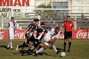 Fénix-Danubio, 4ta. fecha del Torneo Intermedio del Campeonato Uruguayo. Parque Capurro, 26/05/2018. En la foto, Mathías Acuña de Fénix ante la marca de  Rodrigo Fernández de Danubio. Foto: Juan Manuel Ramos