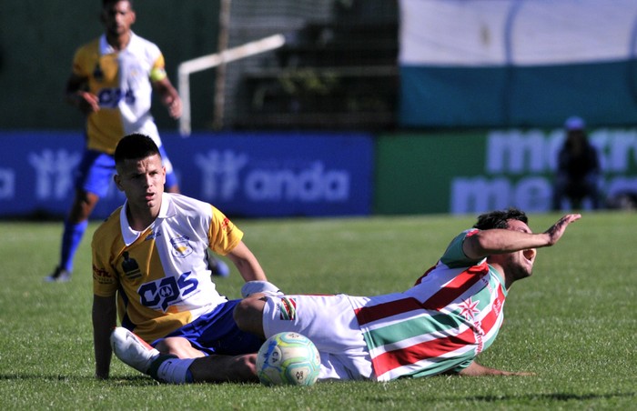 Franco Farinasso, de Bella Vista y Pablo Lemos, de Colón, en el Parque Roberto.  · Foto: Federico Gutiérrez