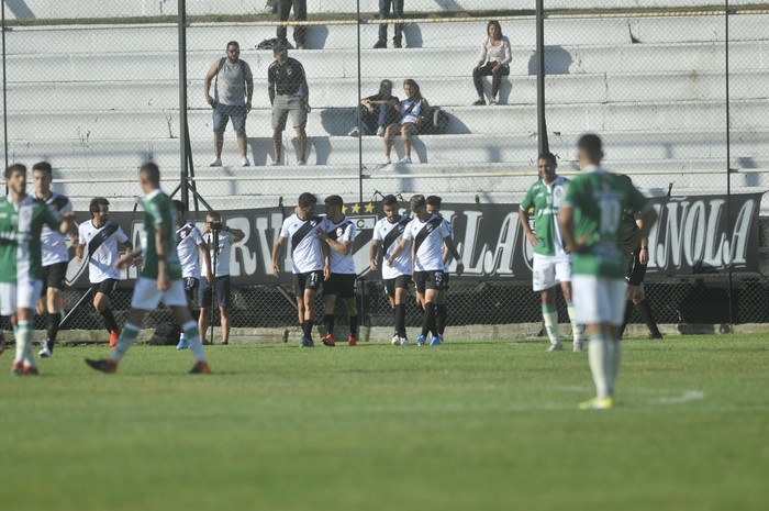 Jugadores de Danubio festejan en la victoria ante Racing. · Foto: Mariana Greif