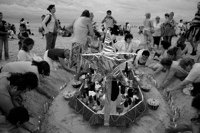 Celebración de Iemanjá, la diosa del mar, ayer, en playa Ramírez · Foto: Agustín Fernández