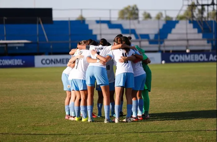 La selección sub 17 femenina, en el estadio Ameliano, por la cuarta fecha del Sudamericano. · Foto: AUF