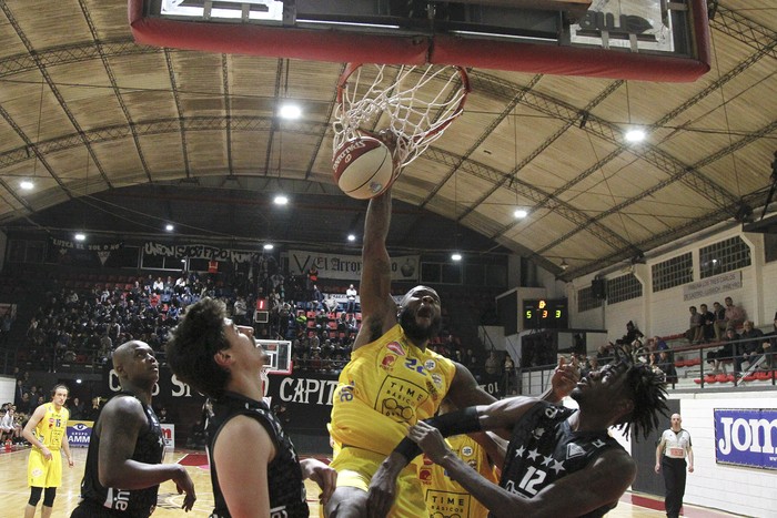 Hernando Cáceres, de Capitlol, y Dallys Joyner, de Hebraica Macabi, y Marquez Letcher-Ellis, de Capitol, en el gimnasio de Trouville. · Foto: .