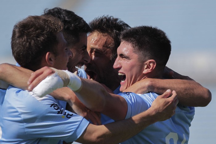 Jugadores de Torque festejan el gol de Gustavo Del Prete, a Deportivo Maldonado, en el estadio Centenario. · Foto: .