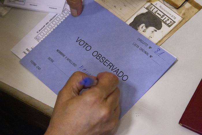 Voto observado en un circuito de Montevideo.  · Foto: .