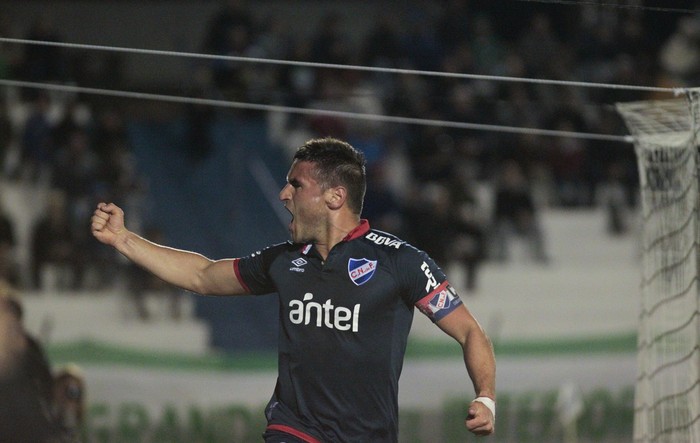 Gonzalo Bergessio, tras convertir el primer gol de Nacional a Plaza Colonia, en el estadio Alberto Suppici. · Foto: .