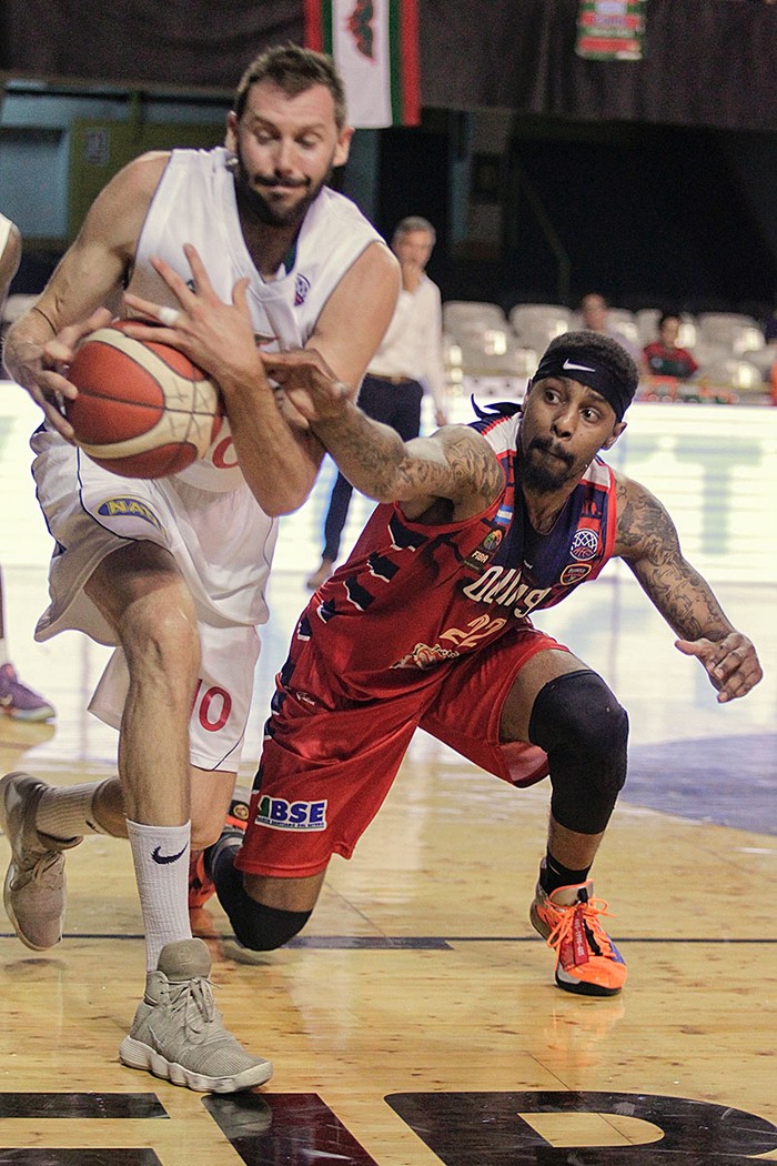 Aguada ante Quimsa, por la Liga de Campeones, el 29 de noviembre, en el Palacio Peñarol. · Foto: .