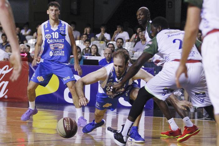 Kiril Wachsman, de Malvín, y Lee Roberts, de Aguada, en el Palacio Peñarol.  · Foto: .