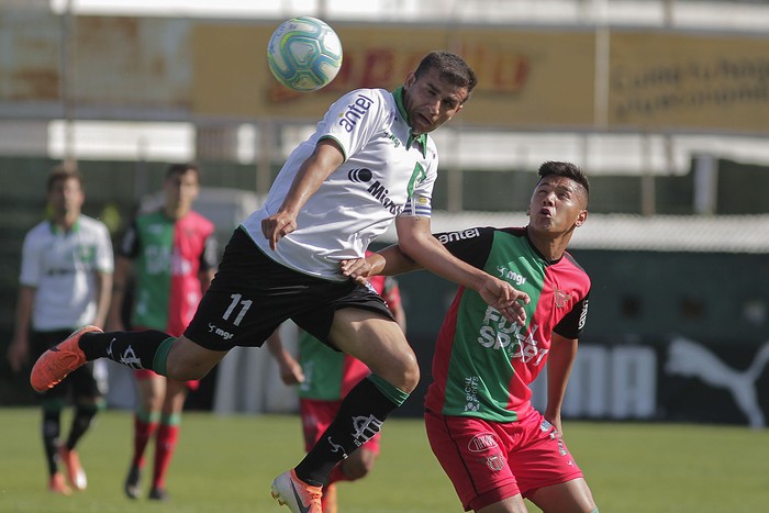 Líber Quiñones, de Racing, y Leandro Lozano, de Boston River, en el Parque Roberto, el 22 de noviembre. · Foto: .