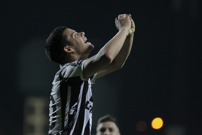 Maximiliano Araújo, de Wanderers, celebra su gol, el 25 de octubre, en el estadio Alfredo Víctor Viera. · Foto: .