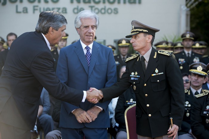 Daniel Montiel, Tabaré Vázquez y José González, el 18 de marzo, durante la asunción de este último como comandante en jefe del Ejército. · Foto:  Santiago Mazzarovich