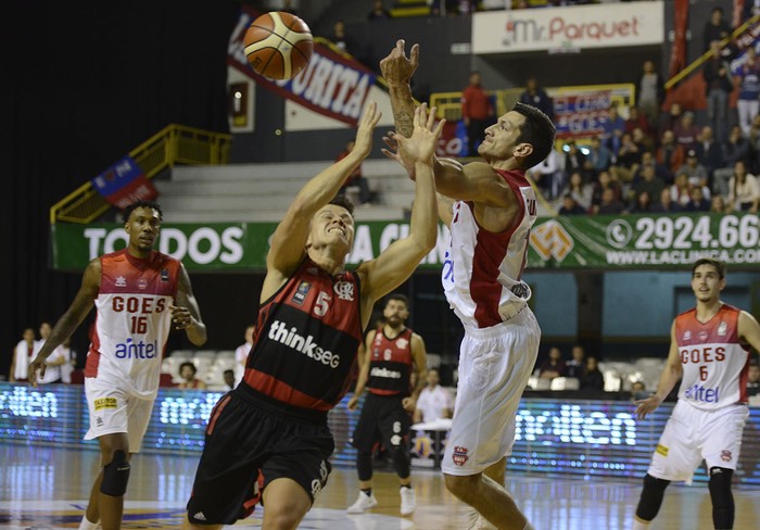 Davi Rossettode Flamengo, y Martin Aguilera, de Goes, en el Palacio Peñarol. · Foto: Santiago Mazzarovich