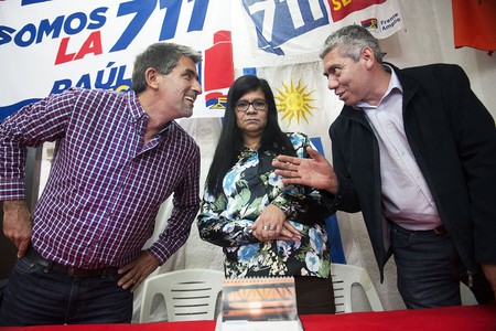 Raúl Sendic, Sonia Cayetano, y Felipe Carballo, ayer, previo al acto convocado por la Departamental de Montevideo. · Foto: Santiago Mazzarovich Raúl Sendic, Sonia Cayetano, y Felipe Carballo, ayer, previo al acto convocado por la Departamental de Montevideo. · Foto: Santiago Mazzarovich