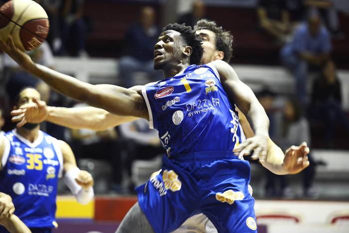 Evan Singletary, de Hebraica Macabi, durante el partido frente a Defensor Sporting, en la cancha de Welcome. · Foto:  Santiago Mazzarovich